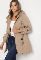 Ciemnobeżowa Klasyczna Kurtka Parka z Kapturem i Ściągaczem w Talii Tulasira. Brązowe parki Born2be, l, z jeansu, klasyczne, z kapturem. Za 219.99 zł.