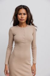 Dopasowana sukienka maxi z napami w kolorze BEIGE- MENSA-M. Brązowe sukienki Marsala, m, bez wzorów, z bawełny, eleganckie, bez kołnierzyka, bez ramiączek, maxi, dopasowane. W wyprzedaży za 159.95 zł.