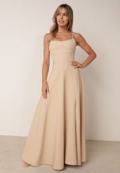 Beżowa Wieczorowa Sukienka Rozkloszowana z Odkrytymi Plecami i Rozcięciem Tomley. Brązowe sukienki Born2be, na co dzień, l, bez wzorów, eleganckie, bez kołnierzyka, bez ramiączek, maxi, gorsetowe. Za 249.99 zł.