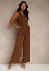 Brązowy Kombinezon Wide Leg z Ozdobnym Wiązaniem przy Szyi Silelia. Brązowe sukienki Renee, na co dzień, l, bez wzorów, eleganckie, bez kołnierzyka, bez ramiączek, kopertowe. Za 99.99 zł.