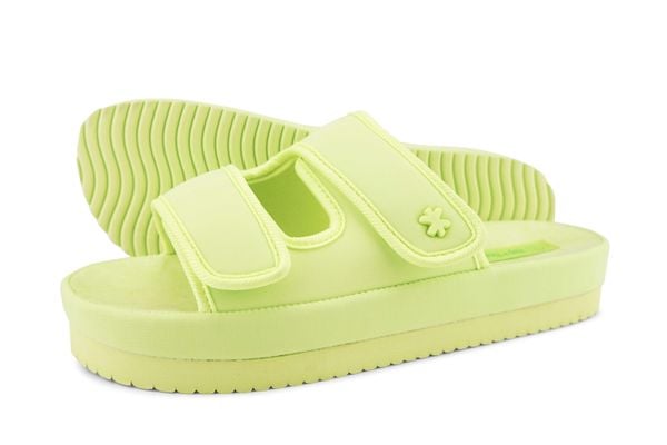 Klapki plażowe damskie Flip Flop Velcro Flower. Zielone klapki Flip Flop, bez wzorów, z materiału, bez obcasa. Za 102.00 zł.