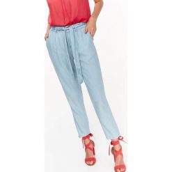 SPODNIE DŁUGIE DAMSKIE Z CIENKIEGO DENIMU, LUŹNE. Niebieskie spodnie materiałowe TOP SECRET, na co dzień, bez wzorów, z denimu, długie. W wyprzedaży za 59.99 zł.