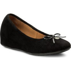 Półbuty KAZAR - Nella 32115-02-00 Black. Czarne czółenka Kazar, bez wzorów, ze skóry, bez obcasa, na koturnie, bez zapięcia. W wyprzedaży za 269.00 zł.