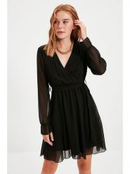 Trendyol Sukienka w kolorze czarnym rozmiar: 38. Czarne sukienki Trendyol, bez wzorów, z tkaniny, bez kołnierzyka, bez ramiączek, midi, kopertowe. Za 100.99 zł.