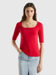 Benetton Koszulka w kolorze czerwonym rozmiar: XS. Czerwone bluzki Benetton, xs, bez wzorów, bez kołnierzyka, bez ramiączek. Za 37.56 zł.