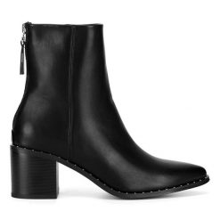 Botki DeeZee. Czarne botki DeeZee, bez wzorów, bez obcasa, na słupku, bez zapięcia. Za 139.99 zł.