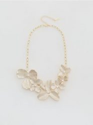 Naszyjnik z zawieszką w kwiaty - złamana biel. Naszyjniki Reserved. Za 99.99 zł.