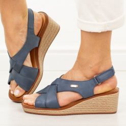 Granatowe skórzane sandały damskie na koturnie Sergio Leone Sk297s. Niebieskie sandały Sergio Leone, bez wzorów, z jeansu, bez obcasa, na koturnie, bez zapięcia. Za 229.00 zł.