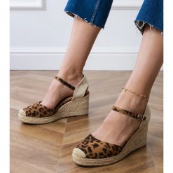 Panterkowe sandały espadryle na koturnie brązowe. Brązowe sandały bez wzorów, ze skóry, eleganckie, z okrągłym noskiem, bez obcasa, na koturnie, bez zapięcia. Za 86.24 zł.