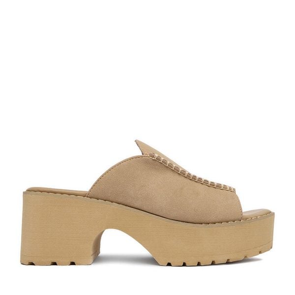 Klapki JENNY. Brązowe klapki Jenny, bez wzorów, bez obcasa. Za 139.99 zł.