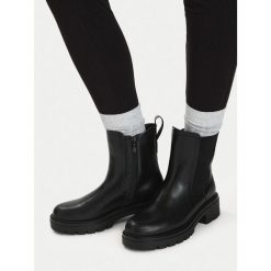 Botki JENNY. Czarne botki Jenny, bez wzorów, bez obcasa, na płaskiej podeszwie, bez zapięcia. Za 179.99 zł.