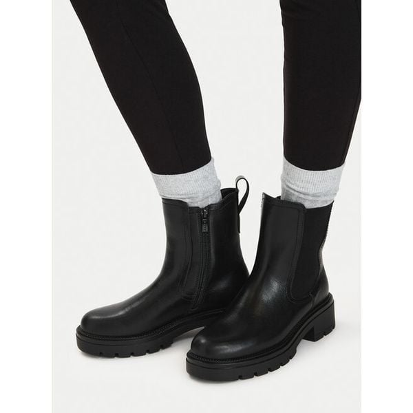 Botki JENNY. Czarne botki Jenny, bez wzorów, bez obcasa, na płaskiej podeszwie, bez zapięcia. Za 179.99 zł.