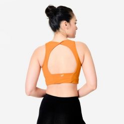 Stanik sportowy Decathlon crop top. Brązowe koszulki sportowe DECATHLON, bez wzorów, bez ramiączek, na jogę i pilates. Za 89.99 zł.