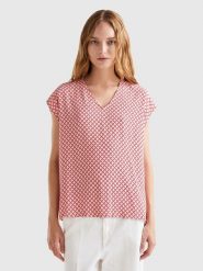 Benetton Bluzka w kolorze jasnoróżowo-czerwonym rozmiar: S. Czerwone bluzki Benetton, s, bez wzorów, z wiskozy, bez kołnierzyka, bez ramiączek. Za 43.99 zł.