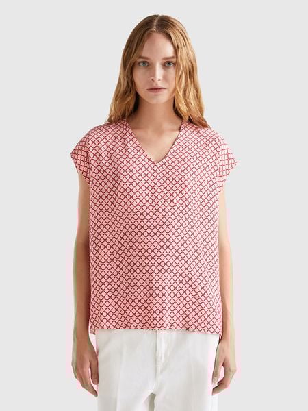 Benetton Bluzka w kolorze jasnoróżowo-czerwonym rozmiar: S. Czerwone bluzki Benetton, s, bez wzorów, z wiskozy, bez kołnierzyka, bez ramiączek. Za 52.42 zł.