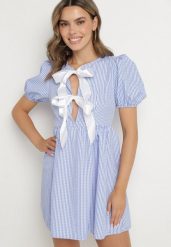 Jasnoniebieska Rozkloszowana Sukienka w Kratkę Vichy w Stylu Retro z Wiązaniem Telionea. Niebieskie sukienki Born2be, na co dzień, l, bez wzorów, klasyczne, bez kołnierzyka, bez ramiączek, mini, rozkloszowane. Za 79.99 zł.