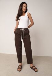 Brązowe Bawełniane Jeansy Mom Fit ze Ściągaczem i Wiązaniem w Pasie Pallelato. Brązowe jeansy Born2be, na co dzień, l, bez wzorów, z bawełny, długie. Za 129.99 zł.