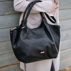 Shopperka SHE skóra import worek czarna. Czarne shopper SHE, bez wzorów, ze skóry, bez dodatków. Za 299.99 zł.