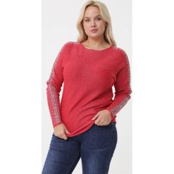 Czerwony Sweter I'm Amazed. Czerwone swetry Born2be, l, z aplikacjami, z dzianiny, bez ramiączek. Za 89.99 zł.