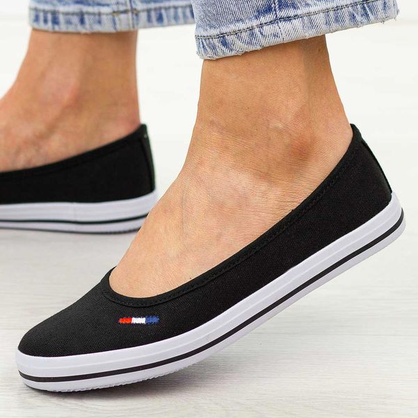 Czarne baleriny tekstylne American Club Lh98. Czarne trampki American CLUB, bez wzorów, z materiału, bez zapięcia. Za 79.00 zł.