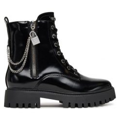 Botki Guess. Czarne botki Guess, z aplikacjami, bez obcasa, na płaskiej podeszwie, bez zapięcia. Za 799.99 zł.