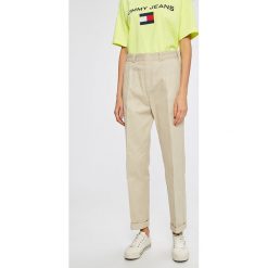 Tommy Jeans - Spodnie 90s. Białe spodnie materiałowe Tommy Jeans, na co dzień, s, bez wzorów, z bawełny, z podwyższonym stanem. W wyprzedaży za 179.90 zł.