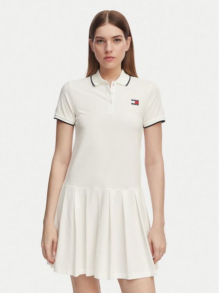 Tommy Jeans Sukienka codzienna Tommy Badge DW0DW22328 Biały Relaxed Fit. Białe sukienki Tommy Jeans, na co dzień, s, bez wzorów, z jeansu, bez kołnierzyka, bez ramiączek, proste. Za 248.99 zł.