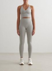 Damskie legginsy invisible scrunch, squat proof Shape Seamless szare. Szare legginsy AIM'N, l, bez wzorów, z dzianiny, z podwyższonym stanem. Za 297.00 zł.