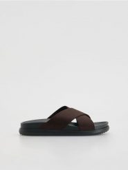 Klapki z imitacji zamszu - ciemnobrązowy. Brązowe klapki Reserved, bez wzorów, bez obcasa. Za 59.99 zł.