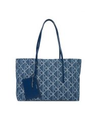 Calvin Klein Torebka Emblem Aop Denim Tote W/ Pouch LV04F3428G Niebieski. Niebieskie shopper Calvin Klein, bez wzorów, z denimu, bez dodatków. Za 649.99 zł.