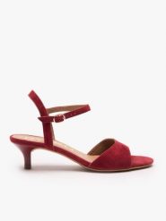 Bordowe sandały na obcasie. Czerwone sandały Ryłko, bez wzorów, z gumy, eleganckie, z okrągłym noskiem, bez obcasa, na obcasie, bez zapięcia. Za 379.99 zł.