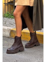 Trendyol Skórzane botki w kolorze brązowym rozmiar: 39. Brązowe botki Trendyol, bez wzorów, bez obcasa, bez zapięcia. Za 276.05 zł.