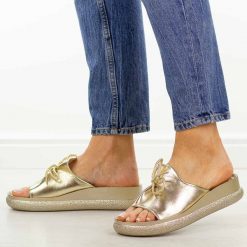 Złote klapki damskie na platformie Potocki 43366. Żółte klapki POTOCKI, bez wzorów, ze skóry, bez obcasa, na platformie. Za 169.00 zł.