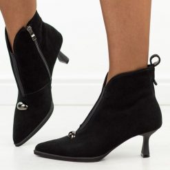 Czarne skórzane botki damskie T.Sokolski 281. Czarne botki Sokolski, na jesień, z aplikacjami, z dzianiny, bez obcasa, na szpilce, bez zapięcia. Za 369.00 zł.