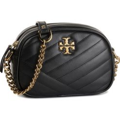 Torebka TORY BURCH - Kira Chevron Camera Bag 60227 Black 001. Czarne listonoszki Tory Burch, bez wzorów, ze skóry, bez dodatków. Za 1,569.00 zł.