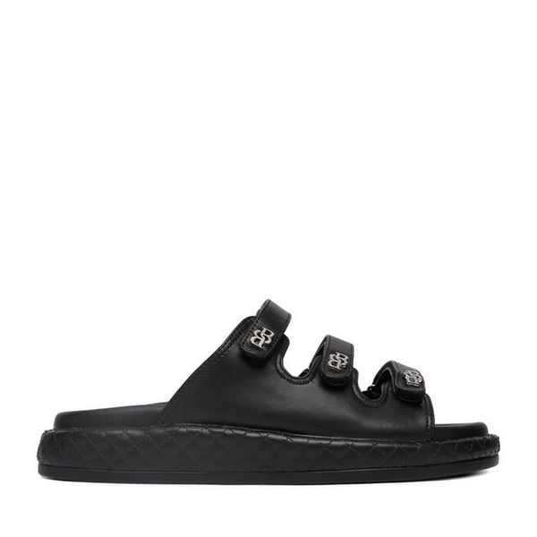 Klapki Badura. Czarne klapki Badura, bez wzorów, bez obcasa. Za 359.99 zł.