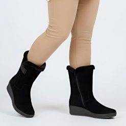 Botki damskie Rieker, klasyczne z futerkiem wewnątrz i na niskim koturnie, czarne, Y4456-00. Czarne botki Rieker, na zimę, bez wzorów, bez obcasa, na koturnie, bez zapięcia. Za 439.00 zł.