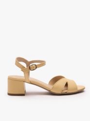 Jasnożółte sandały na obcasie. Żółte sandały Ryłko, bez wzorów, ze skóry, eleganckie, z okrągłym noskiem, bez obcasa, na obcasie, bez zapięcia. Za 399.99 zł.