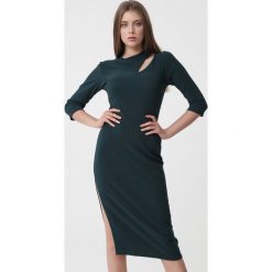 Ciemnozielona Sukienka Elowen. Sukienki Born2be, na imprezę, l, bez wzorów, wizytowe, bez kołnierzyka, bez ramiączek, midi, dopasowane. Za 79.99 zł.