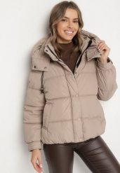 Beżowa Kurtka Puffer o Fasonie Oversize z Kapturem i Naszywką Azirva. Brązowe kurtki narciarskie Born2be, l, z aplikacjami, z dzianiny, z kapturem, narciarskie. Za 159.99 zł.