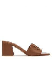 Guess Klapki FLJGAS LEA03 Brązowy. Brązowe klapki Guess, z aplikacjami, ze skóry, bez obcasa. Za 449.99 zł.