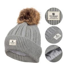 Ciepła czapka damska z futrzanym pomponem szara Peterson PTN HAT-09. Szare czapki Peterson, bez wzorów, z futra. Za 59.99 zł.