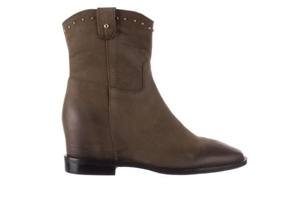 Botki Bayla-170 2126 Oliwkowe Botki, Skóra naturalna - 40. Zielone botki Bayla, na jesień, bez wzorów, z nubiku, bez obcasa, na koturnie, bez zapięcia. W wyprzedaży za 134.10 zł.