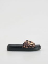 Klapki ze zwierzęcym wzorem - wielobarwny. Klapki Reserved, bez wzorów, ze skóry, bez obcasa. W wyprzedaży za 69.99 zł.