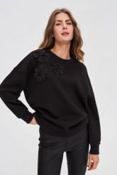Bluza z aplikacją czarna. Czarne bluzy sportowe MOODO, s, z aplikacjami, z bawełny, bez kaptura. Za 139.99 zł.