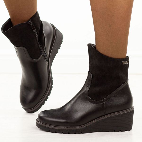 Czarne botki damskie na koturnie M.Daszyński 2510-4. Czarne botki M.Daszyński, na jesień, bez wzorów, z jeansu, z okrągłym noskiem, bez obcasa, na koturnie, bez zapięcia. W wyprzedaży za 179.10 zł.