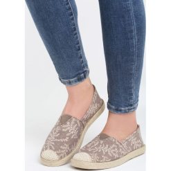 Beżowe Espadryle Just Like You. Brązowe espadryle Born2be, bez wzorów, bez obcasa, na płaskiej podeszwie, bez zapięcia. Za 29.99 zł.