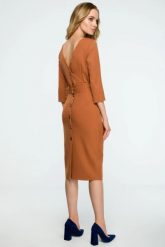Sukienka ołówkowa midi z dekoltem V na plecach brązowa. Brązowe sukienki Sukienki.shop, do pracy, s, bez wzorów, biznesowe, bez kołnierzyka, bez ramiączek, midi, ołówkowe. Za 129.00 zł.