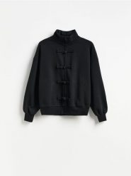 Bluza z ozdobnym zapięciem - czarny. Czarne bluzy sportowe Reserved, l, bez wzorów, z bawełny, bez kaptura. Za 139.99 zł.