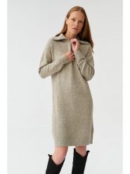 TATUUM Sukienka dzianinowa w kolorze beżowym rozmiar: XS. Brązowe sukienki Tatuum, na co dzień, xs, bez wzorów, z dzianiny, bez kołnierzyka, bez ramiączek, midi, proste. Za 126.75 zł.